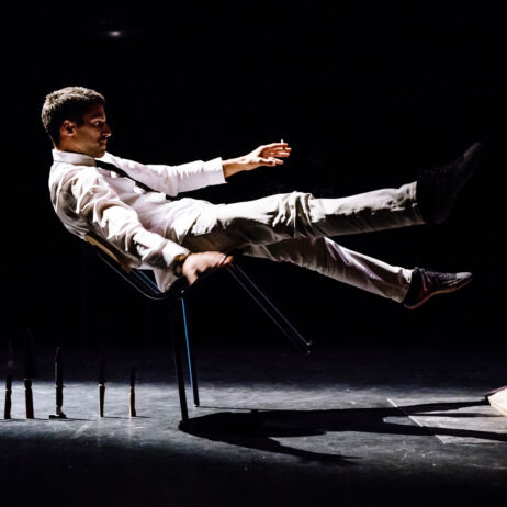 Photo du spectacle Take care of yourself : un homme est sur une chaise qui a l'air de voler