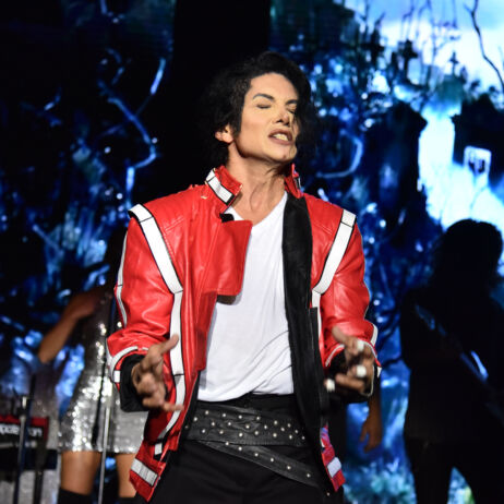 Sergio Cortes, sosie de Michael Jackson, chante sur scène