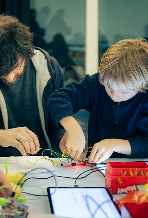 Lutherie numérique, fabriquez votre instrument de musique fait de fruits ou de carton !
Samedi 2 mai à 14h30 – De 8 à 12 ans – Gratuit